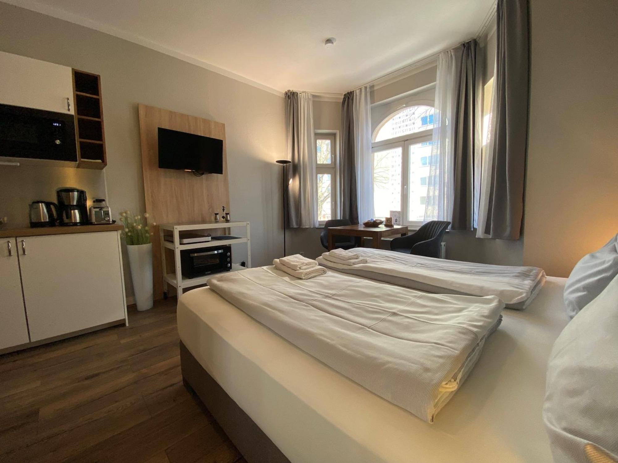 Amaroo - “charlottenhof” 2* Potsdam